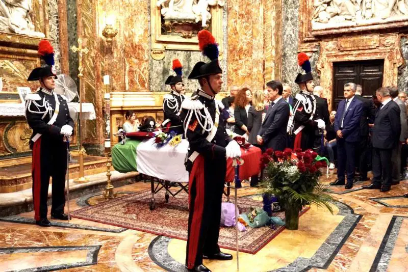 Folla alla camera ardente del carabiniere. Il dolore composto della moglie