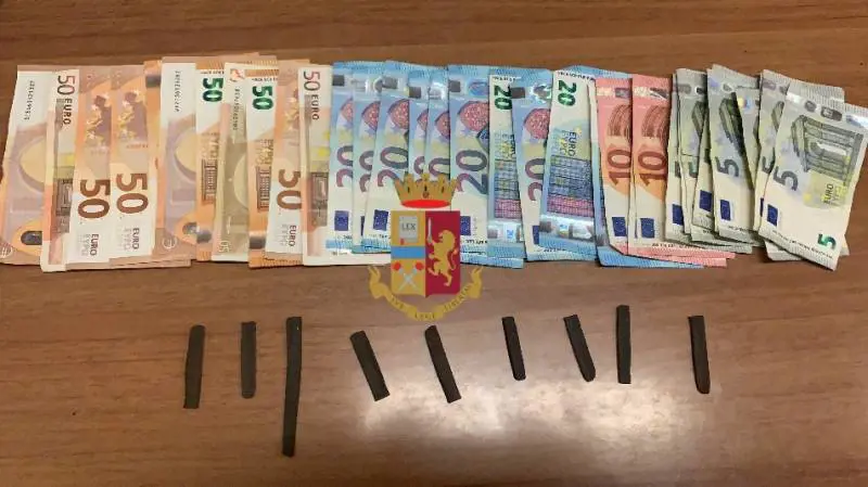 Tenta di investire gli agenti che gli intimano l'alt