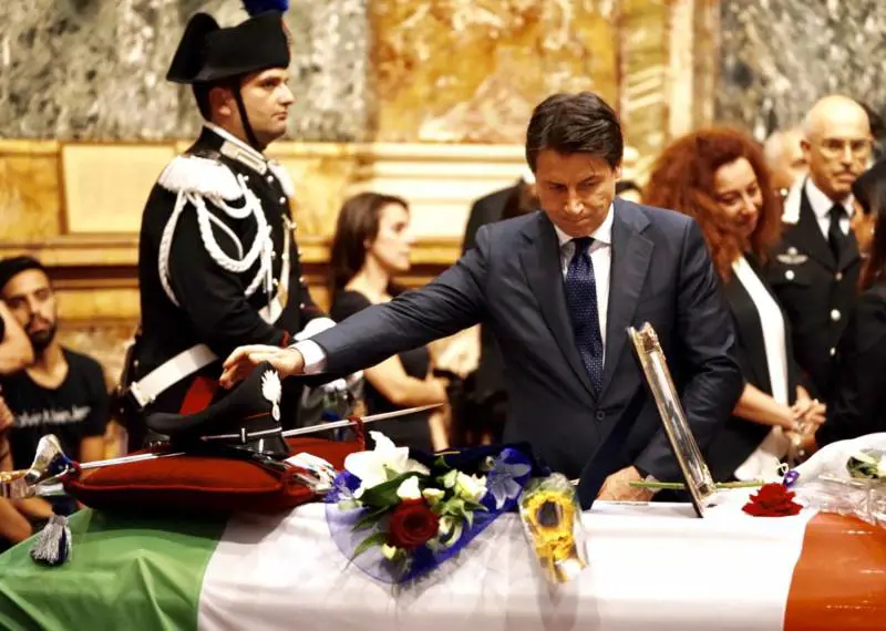 La condanna di Conte: "La benda all'arrestato è contraria alla legge"