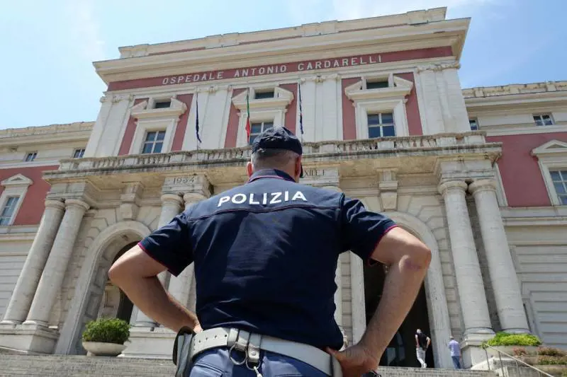 Aggredisce gli agenti, il giudice: "È richiedente asilo, liberatelo"