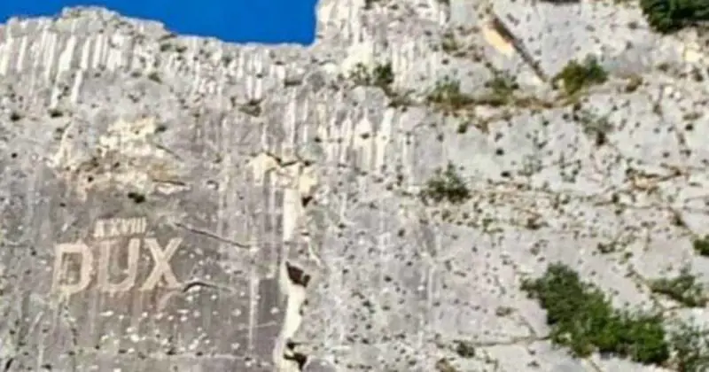 Il sindaco ripulisce ripulisce la scritta 'Dux' sulla montagna