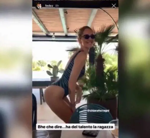 Chiara Ferragni in barca esibisce il lato b: "Queste foto lasciale a Belen o alla Canalis"