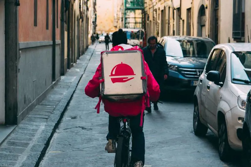 Così gli immigrati clandestini fanno i rider senza documenti