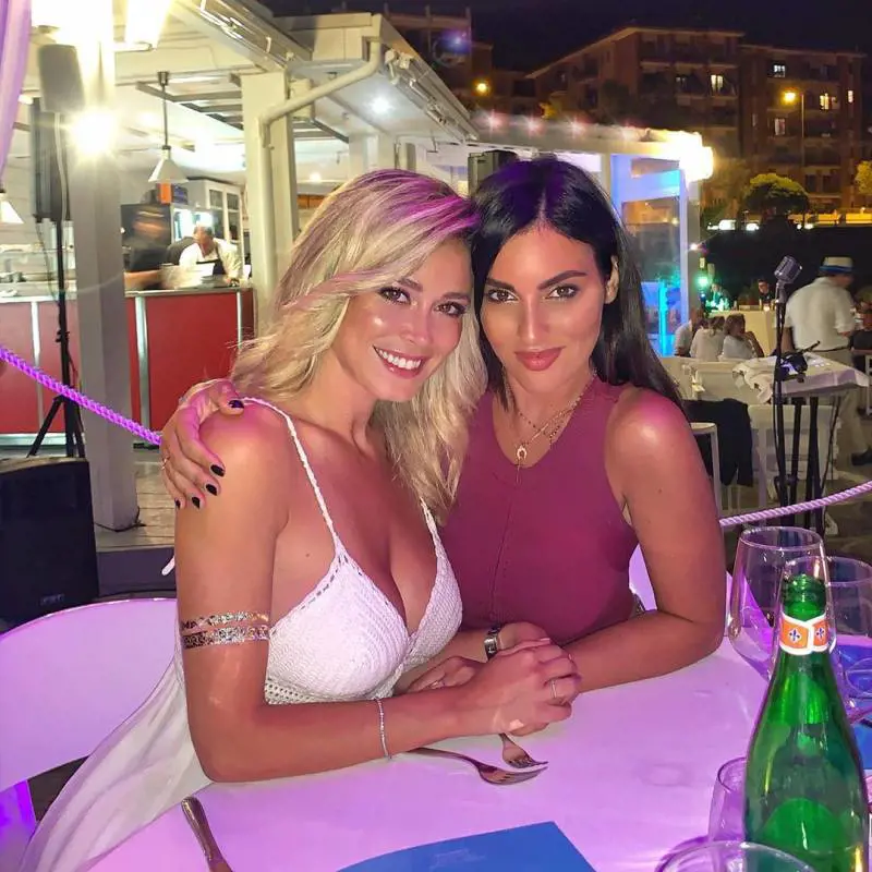 Diletta con le amiche infiamma il web. I fan: "Siete illegali"