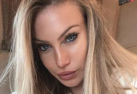 Taylor Mega e il lusso choc in vacanza: i massaggi in barca
