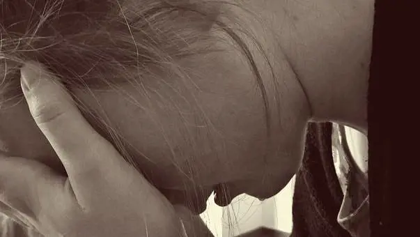 Palpeggia una minorenne: denunciato per violenza sessuale