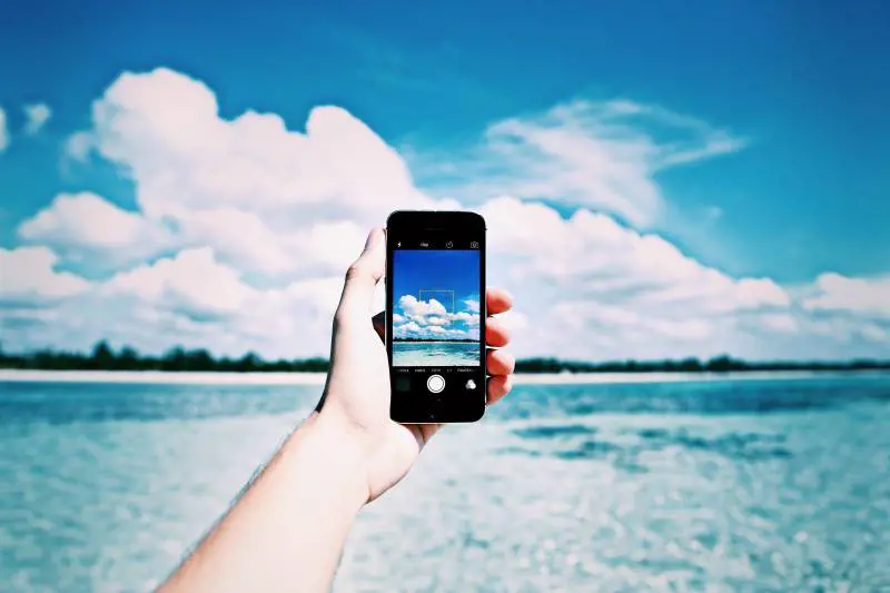 Estate, attenzione allo smartphone: per gli oculisti è dannoso