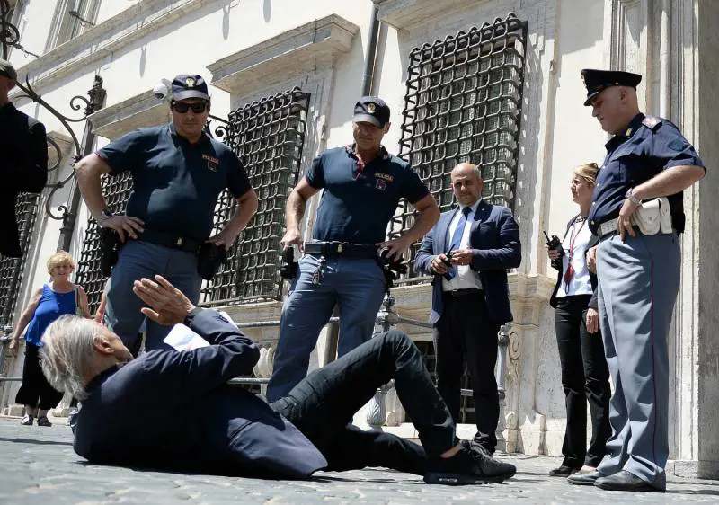 "Io vittima come Bibbiano". E l'avvocato si sdraia davanti palazzo Chigi