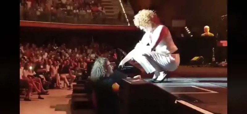 Fiorella Mannoia si commuove per l'omaggio di una piccola fan