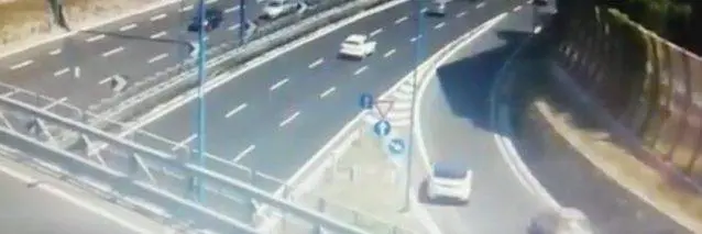 Va a marcia indietro sulla Tangenziale di Napoli: sfiorato incidente mortale