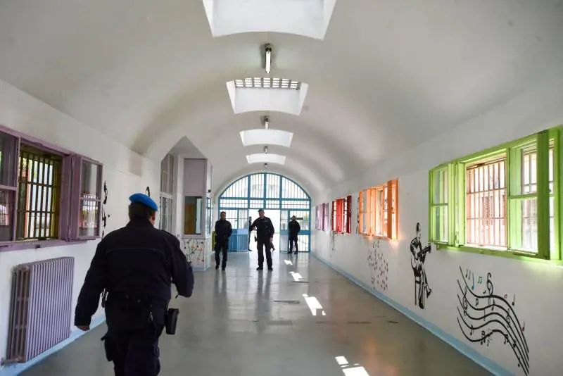 Bologna, detenuto magrebino ferisce agenti con le lamette