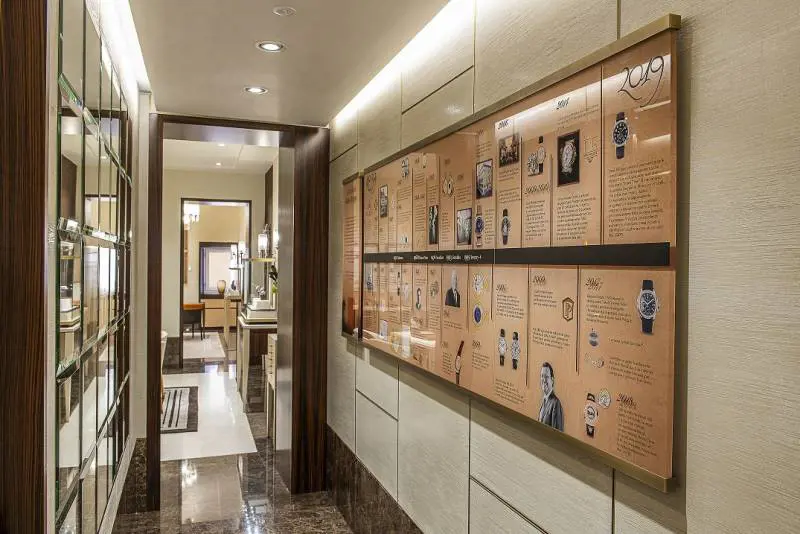 Boutique Patek Philippe a Roma. Corridoio con affissa la TimeLine che racconta la storia della collaborazione tra la Maison ginevrina e Hausmann & Co.