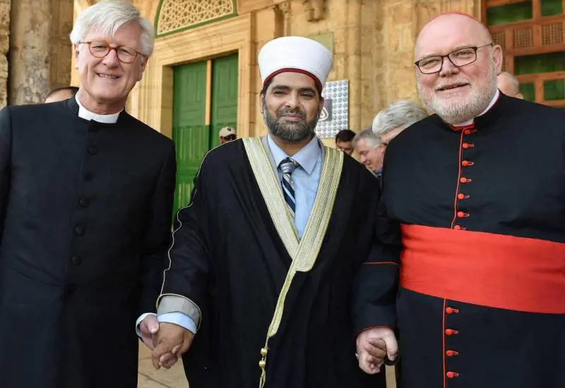 Il presidente del Consiglio EKD Heinrich Bedford-Strohm, lo sceicco Omar Awadallah Kiswani e il presidente della Conferenza episcopale tedesca il cardinale Reinhard Marx sul Monte del Tempio