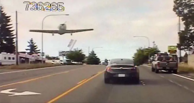 Usa, l'atterraggio di emergenza su una strada trafficata