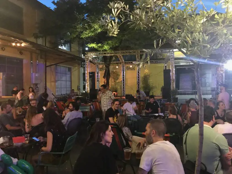 Tra rime, note e drink che bello tirar tardi con le "gare" di poesia