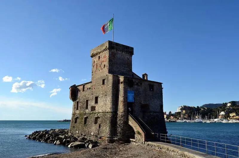 Genova, 16enne folgorato mentre si tuffa: ora in gravi condizioni