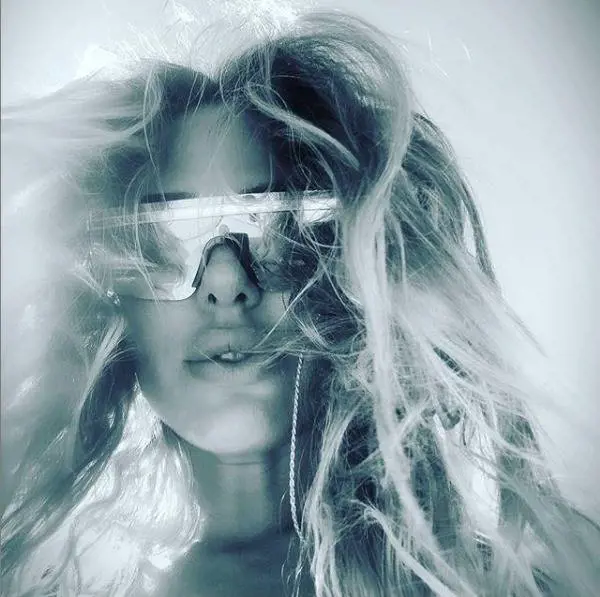 Ilary Blasi a Ponza accoglie fan e paparazzo a bordo