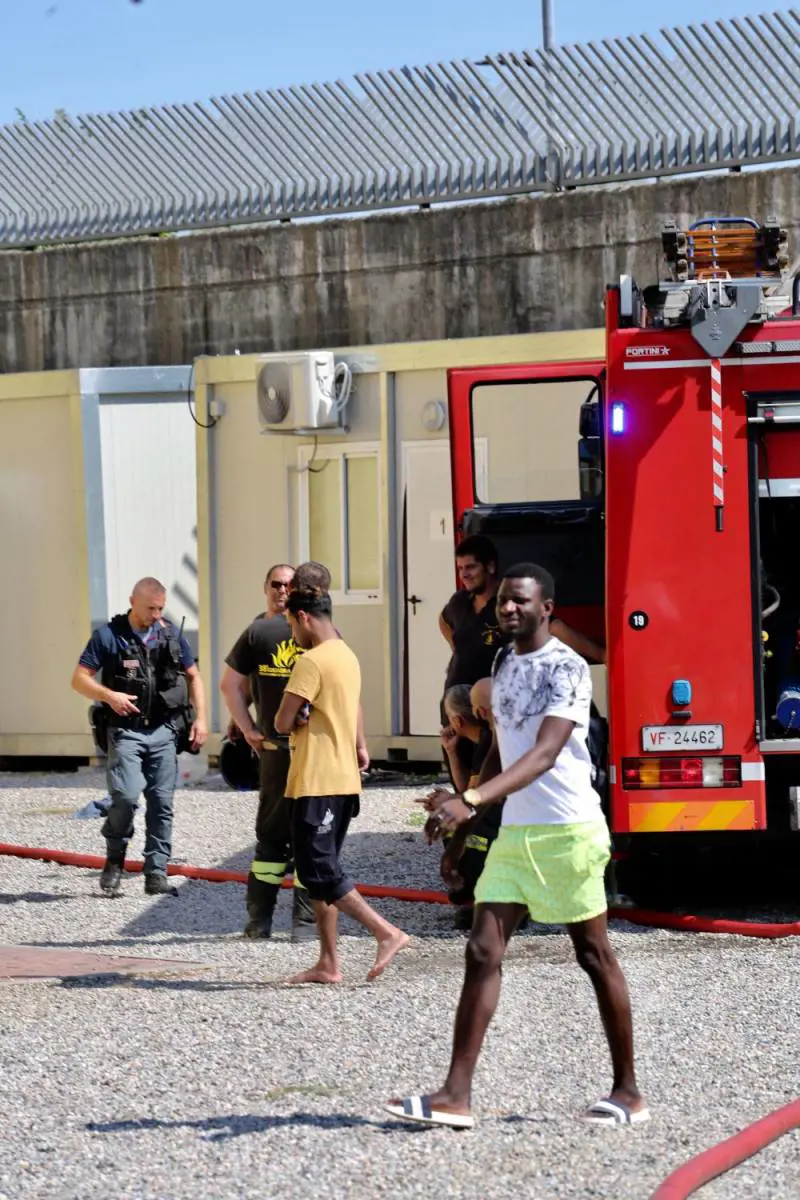 Milano, a fuoco centro d'accoglienza: pietre contro mezzo dei vigili
