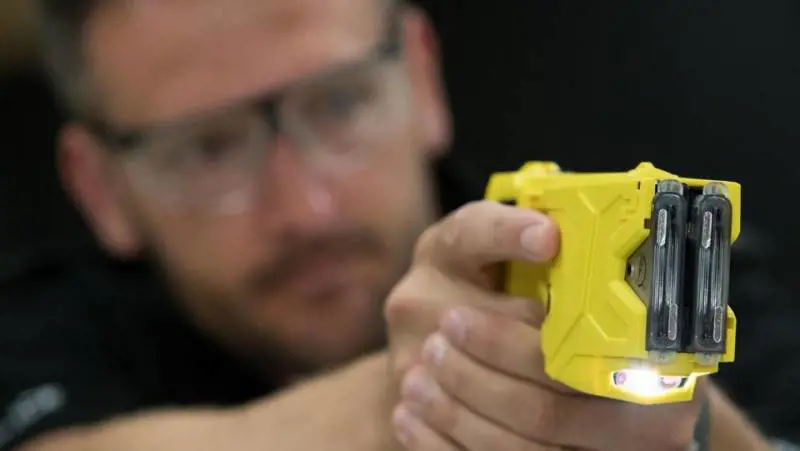 "Dovremo aspettare ci sparino in testa". I dubbi dei poliziotti sul taser