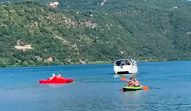 Lago di Castel Gandolfo, ragazzo disperso sul materassino