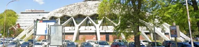 Incendio al Palazzetto dello sport: è caccia ai piromani