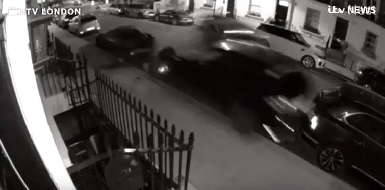 Guida a folle velocità e travolge auto di lusso: mezzo milione di danni