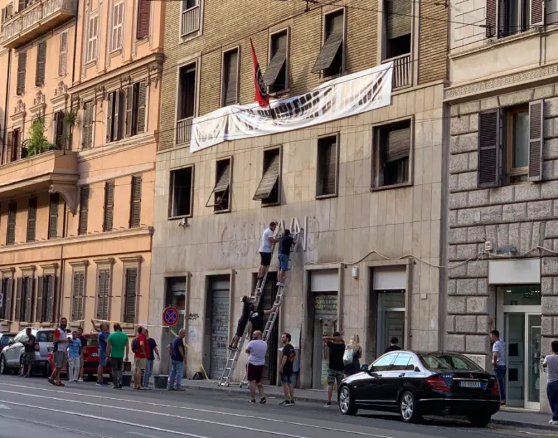 Roma, rimossa la scritta di Casapound: "È solo l'inizio"