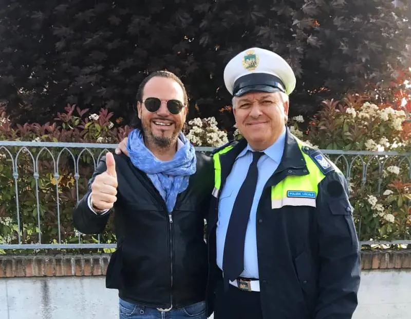 Mitra e giubbotti antiproiettile: il sindaco sceriffo arma i vigili