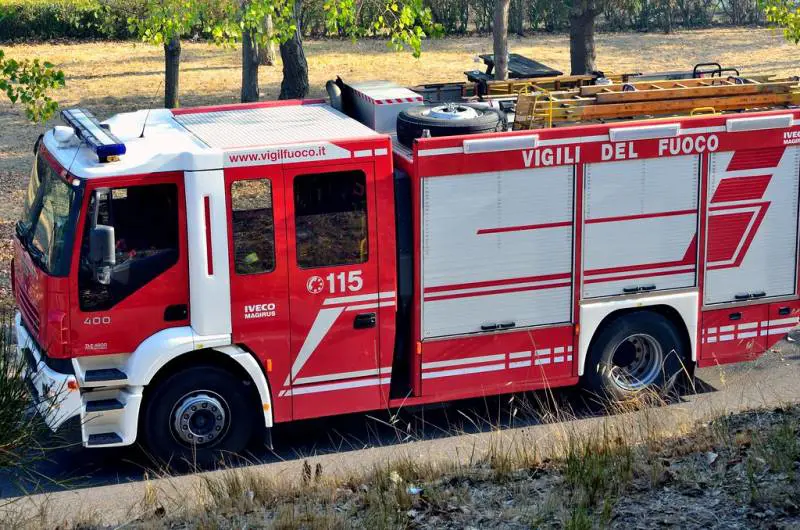 Salerno, neonato bloccato in auto sotto il sole: salvato dai vigili del fuoco