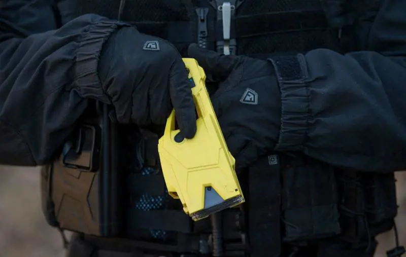 L'asse Pd-CinqueStelle: "Niente taser per gli agenti"