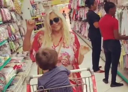Mara Venier balla al supermercato. E il video è virale