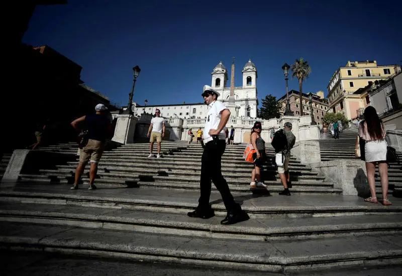 Scalinata di Trinità dei Monti, i divieti per i turisti non fermano i vu cumprà