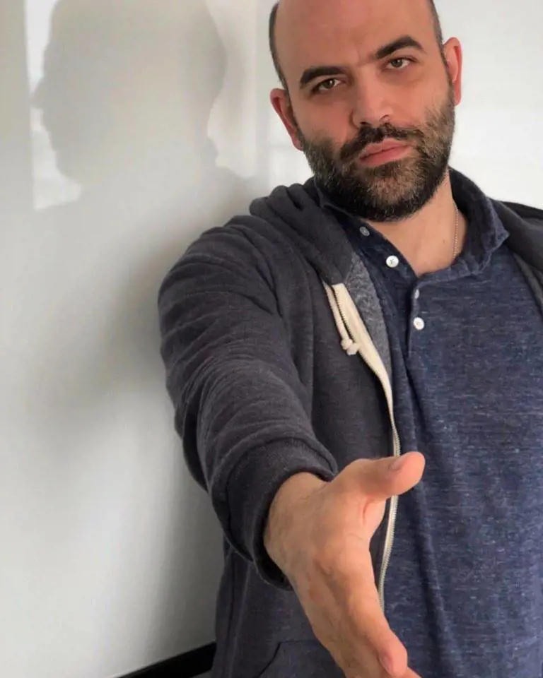 "Tendi la mano", "Parli ancora?": scontro Saviano-Salvini su ong