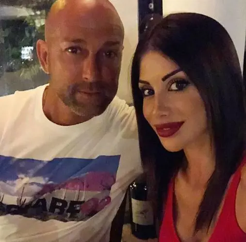 Nicoletta Larini criticata sul web: "Oltre a seguire Bettarini, che fai nella vita?"