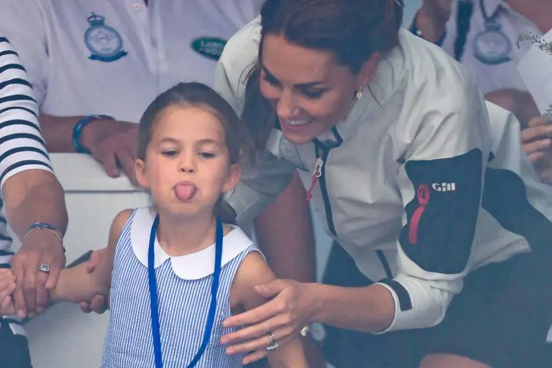 La Principessa Charlotte fa la linguaccia alla regata benefica