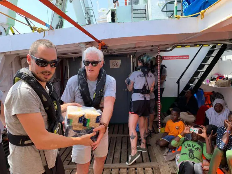 Richard Gere porta viveri ai migranti di Open Arms