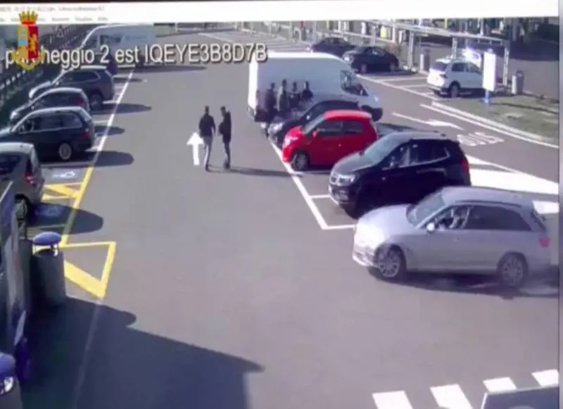 Calze vendute a forza con botte e minacce: smantellato racket sull'A1