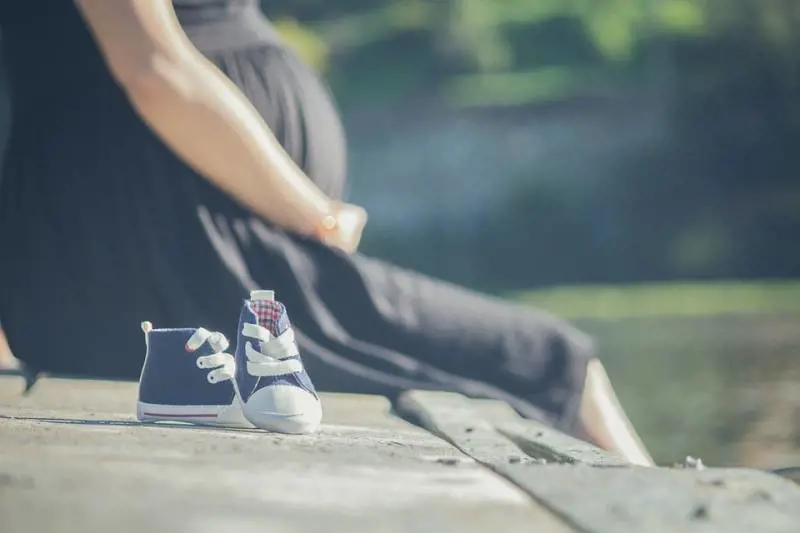 Milano, picchia la fidanzata incinta. Lei lo difende