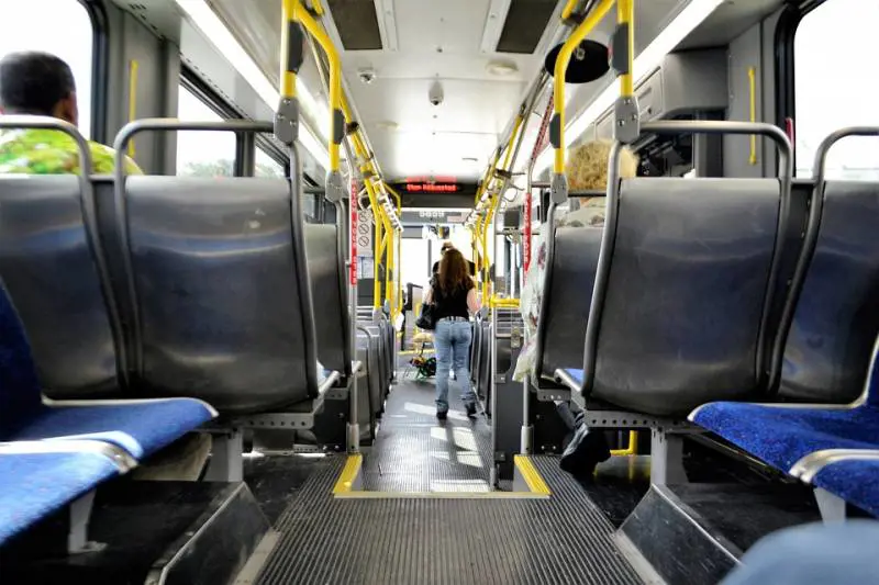 Autoerotismo sull'autobus: fermato clandestino nigeriano. Pronta l'espulsione
