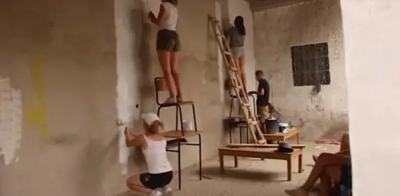 Le volontarie in shorts, gli integralisti le minacciano: "Dovete decapitarle"