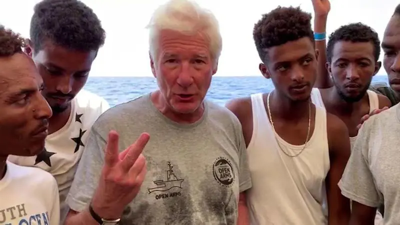 "I migranti a Hollywood? Li porterei con piacere". È scontro Gere-Salvini