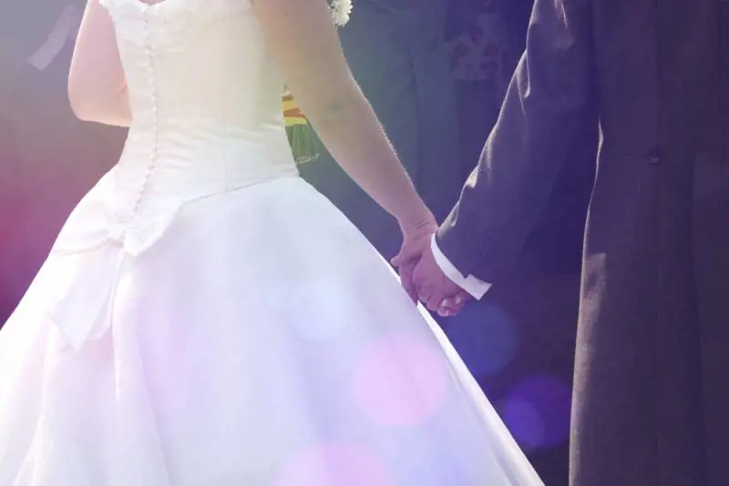 La sposa ha la diarrea il giorno delle nozze e rovina l'abito bianco