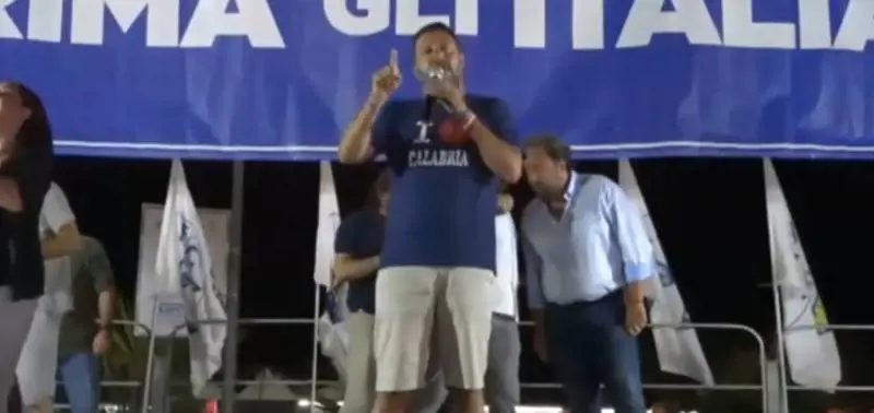 Blitz al comizio di Salvini: antagonisti rompono l'impianto audio