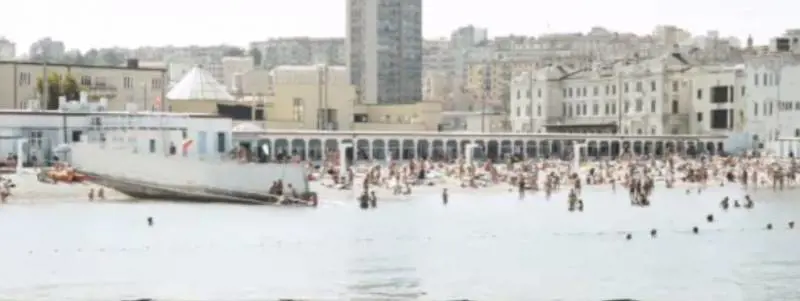 Sulla spiaggia di Trieste un muro bianco separa gli uomini dalle donne