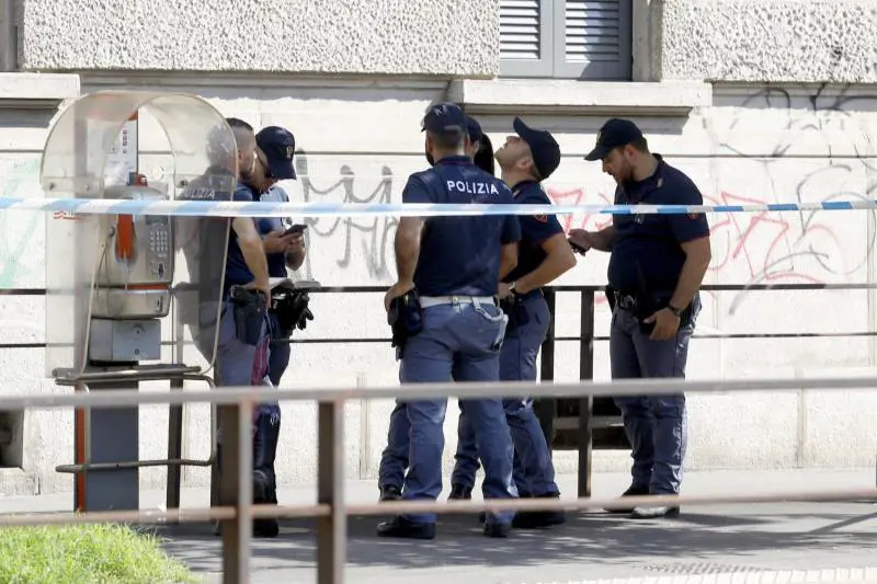 Milano, donna precipitata dal quarto piano: il corpo trovato davanti al Tribunale