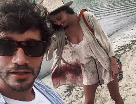 Belen Rodriguez pazza d'amore per De Martino: "Manchi come l'aria"