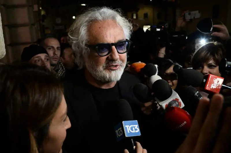 Briatore dà lavoro ma è polemica. "Paga bassa", "Volete reddito minimo"