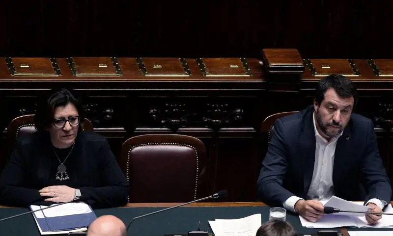 Migranti, la Trenta passa all'attacco: "Salvini è inqualificabile. Rispetta la istituzioni"