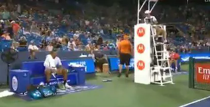 Tennis, Kyrgios perde la testa e insulta l'arbitro: "Sei un'idiota"