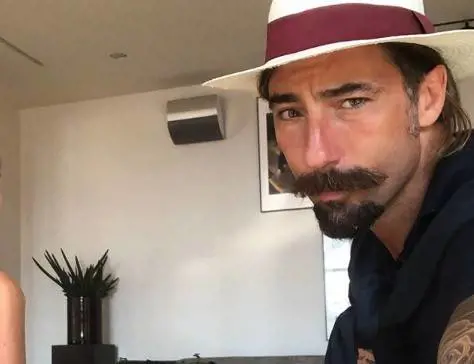 "Il cibo italiano è più buono all'estero". Le parole di Brumotti scatenano la bufera